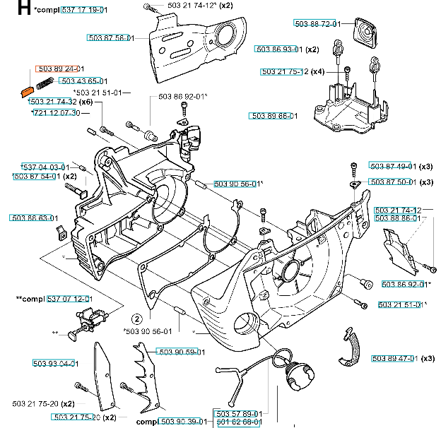 Zatrzask hamulca do pilarki Husqvarna 135, 450 w kolorze pomarańczowym, wykonany z tworzywa sztucznego. Widoczny w zbliżeniu, zamontowany w uchwycie, ukazujący mechanizm blokujący. Tło proste, jasno szare. Brak dodatkowych elementów.