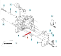 Śruba napinacza pilarki Husqvarna 439 przedstawiona w zbliżeniu, ułożona poziomo na białym tle. Część metalowa o cylindrycznym kształcie, z gwintem, w kolorze stalowym. Widoczne logo Husqvarna w lewym dolnym rogu.