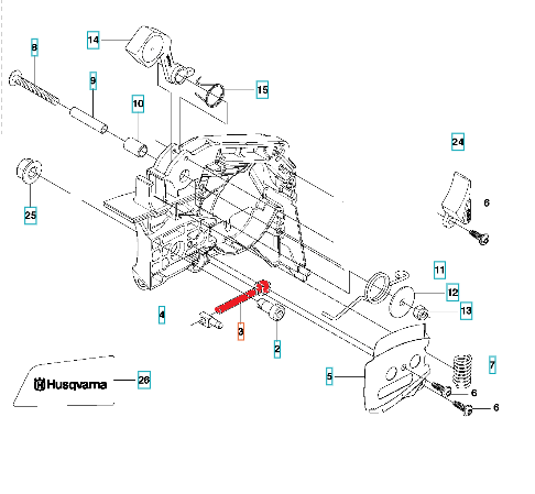 Śruba napinacza pilarki Husqvarna 439 przedstawiona w zbliżeniu, ułożona poziomo na białym tle. Część metalowa o cylindrycznym kształcie, z gwintem, w kolorze stalowym. Widoczne logo Husqvarna w lewym dolnym rogu.