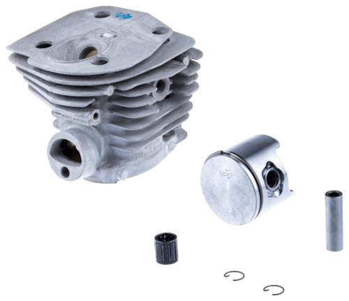 Szary cylinder pilarki Husqvarna 350 z żebrowaną głowicą, aluminiowym tłokiem, pierścieniami i tulejką. Ujęcie z boku na przezroczystym tle, pokazujące elementy montażowe.