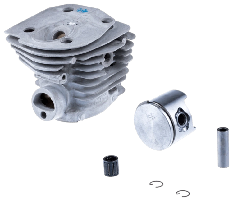 Szary cylinder pilarki Husqvarna 350 z żebrowaną głowicą, aluminiowym tłokiem, pierścieniami i tulejką. Ujęcie z boku na przezroczystym tle, pokazujące elementy montażowe.