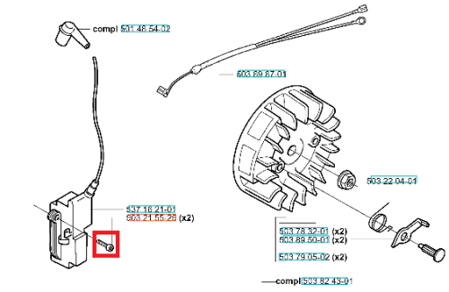 Śruba układu zapłonowego do pilarki Husqvarna 340/345/346XP, metalowa, srebrna, z gwintem oraz wypustem na końcu. Widoczna z boku, na zamontowanym tłoku. Tło proste, białe, co podkreśla detale śruby oraz jej charakterystykę.