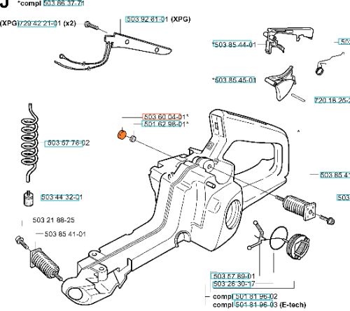 Zaślepka filtra do pilarki Husqvarna 357XP i 394XP, wykonana z tworzywa sztucznego, w kolorze czarnym. Widoczna z boku, w pozycji leżącej. Na zewnętrznej stronie wytłoczone logo producenta. Tło proste, jasne, co zapewnia kontrast produktu.
