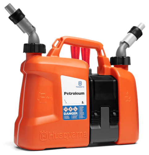 Kanister combi 5L i 2,5L HUSQVARNA w kolorze pomarańczowym z czarnymi elementami. W widoku frontalnym, produkt z uchwytem i dwoma wylotami. Na etykiecie widoczny napis Petroleum oraz symbole bezpieczeństwa. Do użytku z paliwem.