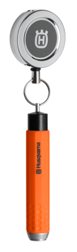 Uchwyt na kredkę z linką Husqvarna w kolorze pomarańczowym z metalowym końcem. Produkt w pozycji wiszącej, z logo Husqvarna na górze. Gładka faktura uchwytu, z dekoracyjnymi elementami na chwycie. Idealny do mocowania narzędzi.