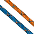 Lina wspinaczkowa w kolorze pomarańczowym i niebieskim, o długości 45 m i grubości 11,8 mm, z wyraźną teksturą plecionki. Widoczna jest w pozycji leżącej, ukazując dwukolorowy wzór. Tło jest białe, co podkreśla kolorystykę liny.