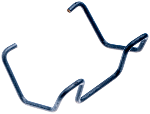 Zapinka pilarki Husqvarna 357XP w kolorze stalowym, wykonana z metalu. Widoczna w perspektywie frontalnej, leżąca na jednolitym tle. Akcesorium ma charakterystyczny, zagięty kształt z dwoma końcami. Idealna do mocowania osprzętu pilarki.