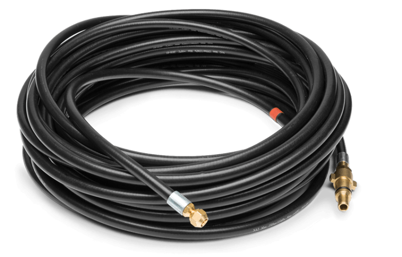 Czarny wąż spiralny do myjek Husqvarna, z trwałego materiału, z mosiężnymi złączami. Produkt na jednolitym tle, zbliżenie na detal.