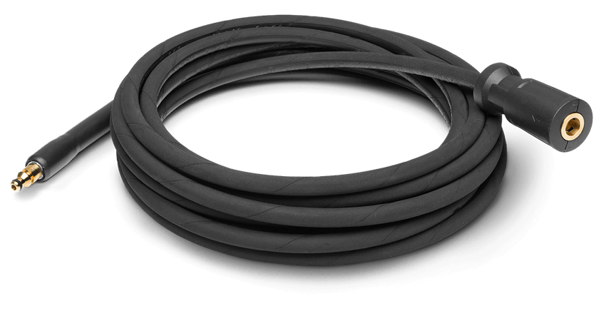 Wąż ze stalowym wzmocnieniem, czarny, o gładkiej powierzchni, zwinięty w okrąg. Z jednej strony zakończony złączem, z drugiej wtykiem. Przeznaczony do myjek Husqvarna. Widoczny na jednolitym tle, w pozycji leżącej.