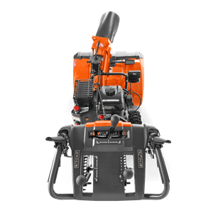 Odśnieżarka ST330 Husqvarna w kolorze pomarańczowym, z przodu, stojąca. Widoczne uchwyty sterujące z przyciskami oraz silnik. Tylny element z rurą wyrzutową zwróconą ku górze. Proste, jednolite tło podkreśla kontur maszyny.