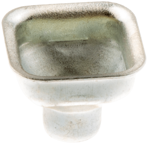 Tuleja linki rozrusznika w kolorze metalicznym, o prostokątnym kształcie z zaokrąglonymi krawędziami. Ujęcie z góry, prezentujące gładką powierzchnię wewnętrzną i lekkie niedoskonałości. Idealna do pilarek Husqvarna 40, 257, 395XP.