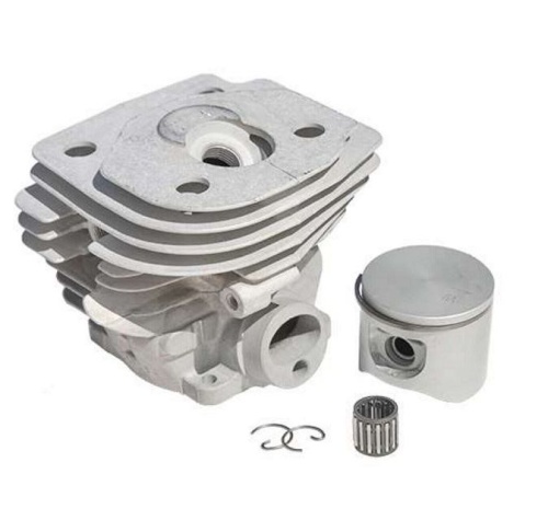 Cylinder do pilarki Husqvarna 357XP w kolorze szarym, z wieloma żeberkami na bokach. Piston i elementy mocujące w komplecie. Detal widoczny z boku, ukazujący charakterystyczny kształt i otwór do instalacji.