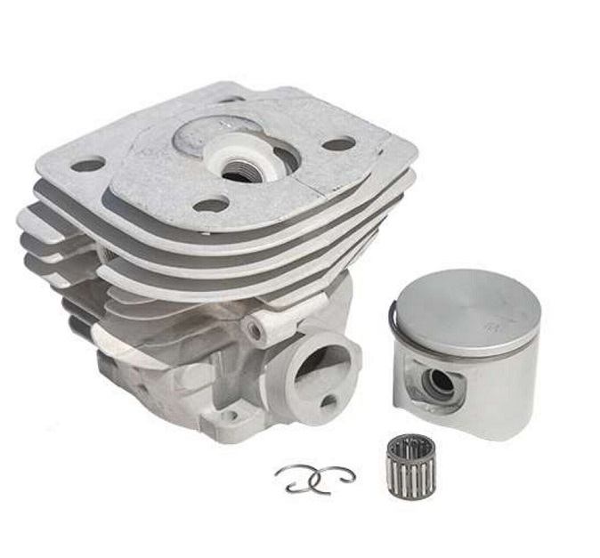 Cylinder do pilarki Husqvarna 357XP w kolorze szarym, z wieloma żeberkami na bokach. Piston i elementy mocujące w komplecie. Detal widoczny z boku, ukazujący charakterystyczny kształt i otwór do instalacji.