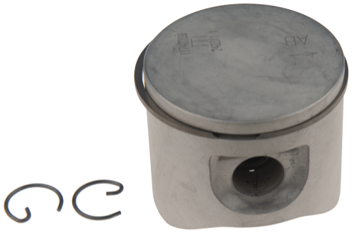 Tłok do pilarki Husqvarna 357XP, 359 w kolorze metalicznym, z charakterystycznym okrągłym wierzchem i boczną szczeliną. W zestawie znajdują się dwa pierścienie mocujące. Widok z góry na stojący tłok.