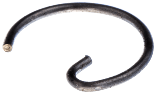 Pierścień sworzenia tłoka pilarki Husqvarna 357XP, 576XP, metalowy, czarny, okrągły z lekko zwężonym kształtem, wygładzone krawędzie, leży na płaskiej powierzchni, z delikatnie wygiętym końcem.