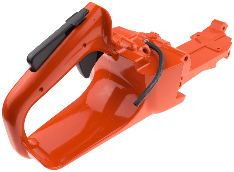 Zbiornik paliwa pilarki Husqvarna 357XP, 359 w pomarańczowym kolorze, z czarnym uchwytem i widocznym mocowaniem. Gładka, błyszcząca powierzchnia, ergonomiczny kształt, dedykowany do tych modeli pilarek.