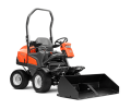 Łyżka czołowa do riderów Husqvarna P525D/P520DX w kolorze czarnym, wykonana z metalu, zamocowana z przodu pojazdu. Widok frontalny, pokazujący szczegóły mocowania. Tło jednolite, umożliwia skupienie na produkcie bez rozproszeń.