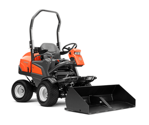 Łyżka czołowa do riderów Husqvarna P525D/P520DX w kolorze czarnym, wykonana z metalu, zamocowana z przodu pojazdu. Widok frontalny, pokazujący szczegóły mocowania. Tło jednolite, umożliwia skupienie na produkcie bez rozproszeń.