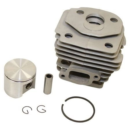 Cylinder do pilarki Husqvarna 359 w kolorze srebrnym, wykonany z metalu. Zestaw zawiera tłok z połyskującą powierzchnią oraz dwa przylegające pierścienie. Elementy są ułożone na prostym tle. Widoczny otwór na szczycie cylindra.
