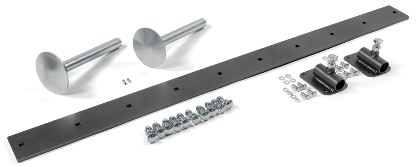 Stalowa listwa do lemiesza, prostokątna, w kolorze czarnym, z przyłączami do mocowania. Obok metalowe elementy montażowe, w tym śruby i nakrętki. Całość ukazana na jednolitym tle, z widocznymi detalami mocowań.