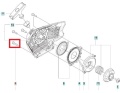 Śruba rozrusznika do pilarki Husqvarna 372XP, metalowa, srebrna, z widoczną gwintowaną końcówką. W pozycji leżącej, zbliżenie na detal, otoczona elementami konstrukcyjnymi, na schemacie technicznym o białym tle.