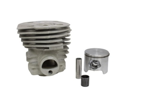 Cylinder kompletny pilarki Husqvarna 350 w kolorze szarym, wykonany z metalu, z wieloma rowkami. Widoczny tłok ze srebrnym wykończeniem, walcowy wałek oraz niewielkie mocowanie. Elementy ułożone na białym tle, w perspektywie frontalnej.