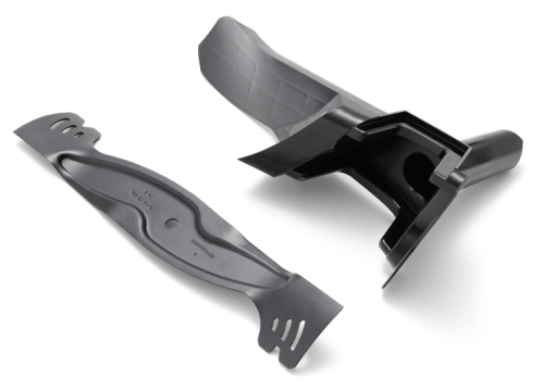 Zestaw BioClip Husqvarna do mulczowania, składający się z dwóch czarnych, aerodynamicznych elementów z tworzywa, z wycięciami do montażu w kosiarce i teksturą na jednym elemencie.
