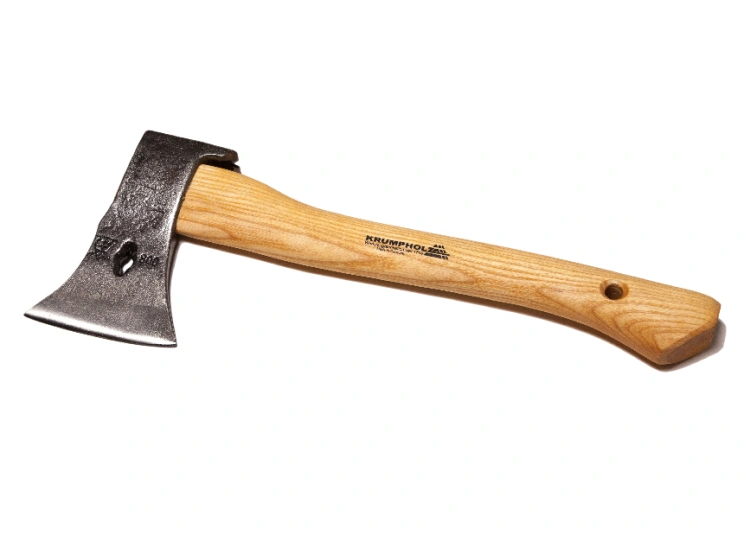 Jesionowy trzonek do toporka ciesielskiego, długość 40 cm, naturalny kolor, gładka faktura, widoczny bok z logo, otwór montażowy na końcu, proste białe tło.