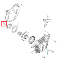Śruba koła linowego pilarki Husqvarna 130/135 Mark II, w metalicznym wykończeniu, widoczna z boku w detalowym rysunku technicznym. Element osadzony w układzie całej pilarki, z czytelnymi oznaczeniami numerów części obok.