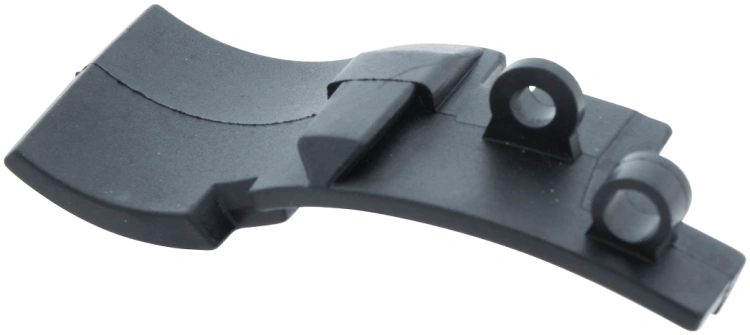 Czarna, plastikowa osłona na wióry do pilarek Husqvarna 372XP, 576XP z otworami montażowymi i ułatwiającymi zagięciami. Leży na białym tle, widok z góry.