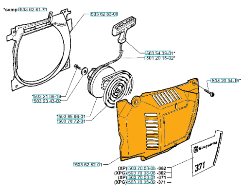 Osłona rozrusznika pilarki Husqvarna 362XP, 372XP w kolorze pomarańczowym. Widok z boku, na zdjęciu prezentowana jest w pozycji pionowej. Elementy montażowe i otwory wentylacyjne są wyraźnie widoczne. W tle prosty biały kolor.