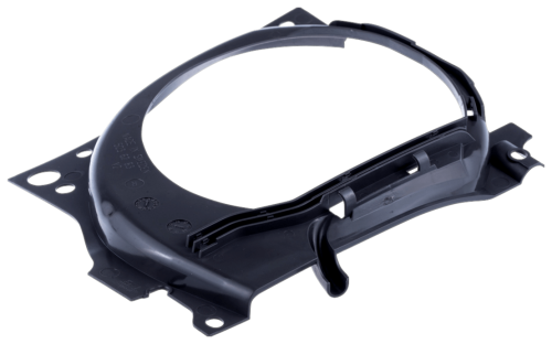 Osłona wentylatora pilarki Husqvarna 362XP, 371XP w kolorze czarnym, wykonana z plastiku. Produkt widoczny z boku, w ustawieniu leżącym. Zawiera trzy otwory montażowe oraz detale konstrukcyjne, takie jak ząbkowana krawędź i zamocowania.