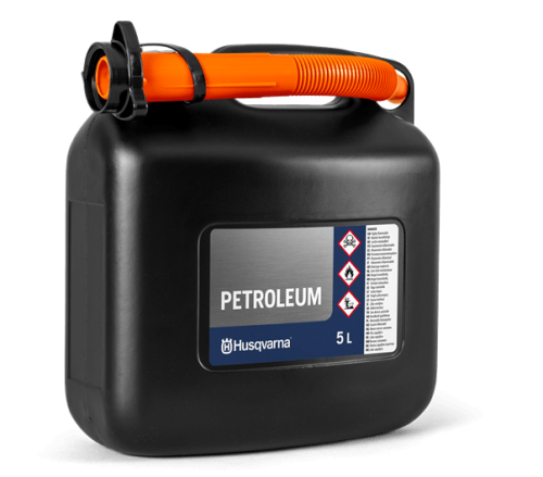 Kanister HUSQVARNA 5 L w kolorze czarnym z pomarańczowym wężem. Frontalny widok, stojący. Na powierzchni etykieta z napisami „PETROLEUM” i symbolami ostrzegawczymi. Zintegrowany uchwyt ułatwiający transport. Wymiary kilka liter.
