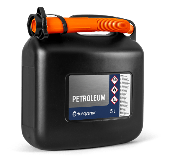 Kanister HUSQVARNA 5 L w kolorze czarnym z pomarańczowym wężem. Frontalny widok, stojący. Na powierzchni etykieta z napisami „PETROLEUM” i symbolami ostrzegawczymi. Zintegrowany uchwyt ułatwiający transport. Wymiary kilka liter.