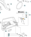 Tuleja sprzęgła do pilarek Husqvarna 372XP, 576XP; materiał plastikowy, ułożona poziomo. Widoczne logo Husqvarna oraz szczegóły mocowania. Elementy przedstawione na białym tle, co uwydatnia ich kształt i funkcję.