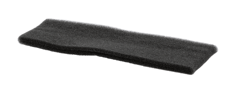 Filtr powietrza wstępny do riderów Husqvarna z silnikiem Kawasaki, prostokątny, czarny, wykonany z futrzastego materiału. Ułożony poziomo, bez widocznych napisów lub logo, gładka faktura, przeznaczony do ochrony silnika przed zanieczyszczeniami.