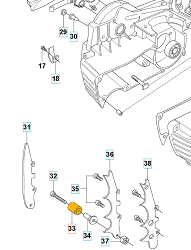 Szara osłona śruby ostrogi pilarki Husqvarna 372XP, 572XP, wydłużona, zaokrąglona, pozioma, z otworami montażowymi i miejscem na śrubę, widoczna z boku na jednolitym tle.