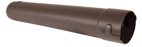 Dysza do dmuchawy 120iB/320iB Mark II Husqvarna w kolorze brązowym, cylindryczna, z widocznym logo Husqvarna. Produkt leży na prostej powierzchni, ukazując detal połączenia. Materiał gładki, matowy, bez dodatkowych ozdób czy napisów.