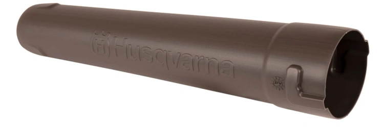 Dysza do dmuchawy 120iB/320iB Mark II Husqvarna w kolorze brązowym, cylindryczna, z widocznym logo Husqvarna. Produkt leży na prostej powierzchni, ukazując detal połączenia. Materiał gładki, matowy, bez dodatkowych ozdób czy napisów.