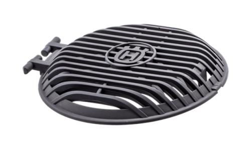 Czarna osłona dmuchawy Husqvarna 125B/125BVX z tworzywa, okrągła, z logo i poziomymi szczelinami, widok z góry z detalami i zaczepami montażowymi.