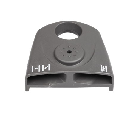 Szara osłona filtra powietrza dmuchawy Husqvarna 125B/125BVX, frontalne ujęcie, leżący produkt. Tworzywo sztuczne, gładka powierzchnia, okrągły otwór na środku, podłużne nacięcia, widoczne logo na bokach.