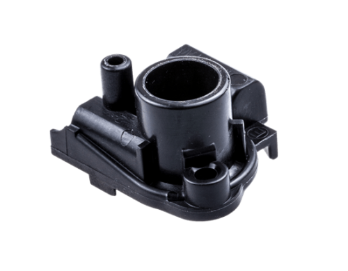 Czarna podkładka gaźnika dmuchawy Husqvarna 125B/125BVX, widok z boku, leżąca na gładkiej powierzchni. Zawiera otwory montażowe oraz cylindryczny element centralny. Bez widocznych napisów lub logo. Idealna do zastosowań w sprzęcie ogrodniczym.