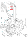 Pierścień uszczelniający do pilarki Husqvarna 120 Mark II, widoczny w wyeksponowanym szczególe. Część ma owalny kształt, czarny kolor z gładką powierzchnią, umieszczona jako element montażowy na widocznej obudowie. Tło proste, białe.