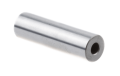 Sworzeń tłoka dmuchawy Husqvarna 360BT/560BTS, metalowy, cylindryczny kształt, o gładkiej, srebrnej powierzchni. Widoczny otwór na jednym końcu. Produkt leży na jednolitym tle, co podkreśla jego formę i detal.