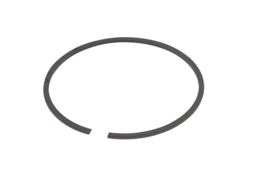 Pierścień tłoka dmuchawy Husqvarna 360BT/560BTS, metalowy, okrągły, czarny, o matowej fakturze. Ułożenie poziome, widoczny z boku, bez dodatkowych elementów. Stworzony do zastosowań ogrodowych.