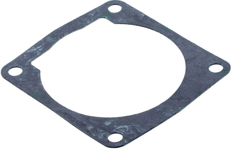 Uszczelka cylindra pilarki 3120 XP Husqvarna w kształcie kwadratu z okrągłym wycięciem. Wykonana z czarnego, teksturowanego materiału, z trzema otworami mocującymi. Ujęcie z boku, ukazujące jej krawędzie, na białym tle.