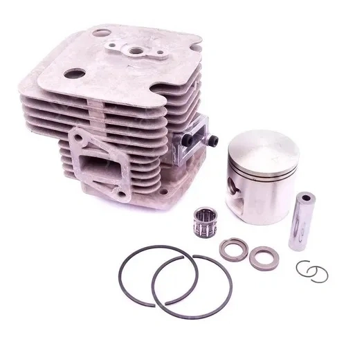 Cylinder dmuchawy Husqvarna 360BT/560BTS w kolorze srebrnym, z widocznymi szczelinami i rowkami, zawiera tłok i pierścienie. Elementy ułożone na jasnym tle; produkt w komplecie z mocowaniami i dodatkowymi częściami.