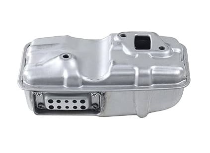 Tłumik dmuchawy Husqvarna 360BT/570BTS w kolorze srebrnym, wykonany z metalu. Ujęcie z boku, ukazuje szczegóły konstrukcji, w tym perforację oraz otwór wlotowy. Gładka powierzchnia, brak dodatkowych oznaczeń. Produkt leżący na jednolitym tle.
