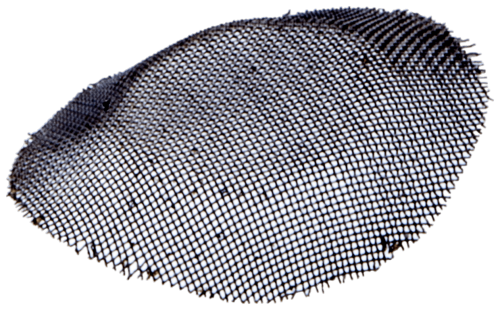 Ekran gaźnika do pilarki Husqvarna 268, 385XP, w formie okrągłego elementu. Wykonany z czarnej siateczki metalowej z wyraźnie widocznymi oczkami. Produkt ukazany w zbliżeniu, w orientacji leżącej. Tło jest proste, co podkreśla detale siatki.