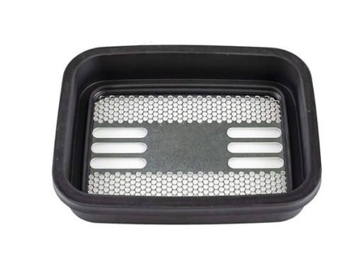 Zestaw uszczelniający dmuchawy Husqvarna 350BT/360BT, zbliżenie na elastyczną uszczelkę w czarnym kolorze, z metalową wkładką i perforowanym wzorem w środku. Kompaktowy kształt, ukazany na białym tle, bez dodatkowych elementów.